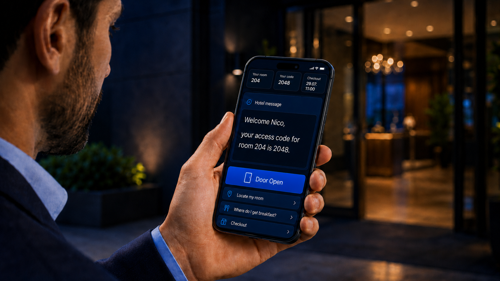 Vid incheckning får Nico sina åtkomstuppgifter via e-post, SMS eller WhatsApp och kan öppna entrén från sin smartphone.